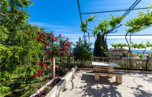 Gorgeous Apartment In Duce With Wifi