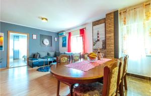 Gorgeous Apartment In Duce With Wifi 