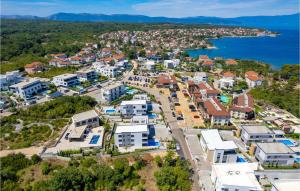 3 Bedroom Cozy Apartment In Malinska