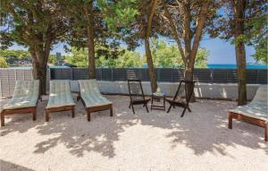 Ten-Bedroom Holiday Home In Petrcane