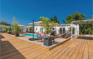 Ten-Bedroom Holiday Home In Petrcane
