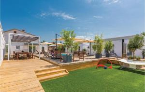 Ten-Bedroom Holiday Home In Petrcane