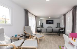 Ten-Bedroom Holiday Home In Petrcane