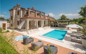 Amazing Home In Cabrunici With Jacuzzi