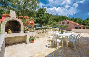 2 Bedroom Awesome Apartment In Grizane 