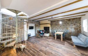 Two-Bedroom Holiday Home In Ljubitovica