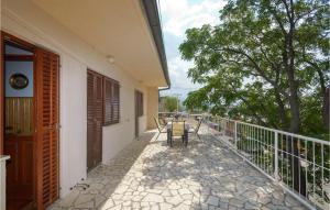 3 Bedroom Beautiful Apartment In Senj