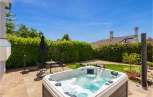 Nice Home In Njivice With Jacuzzi 