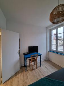 B&B / Chambres d'hotes Chambre Nerondes double Le Lion d Or : photos des chambres