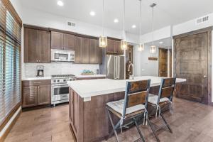 Views, Luxury 2 BR - Walk to Ski Lift, Gourmet Kitchen, Heated Pool!