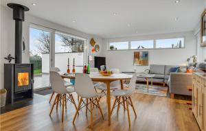 3 Bedroom Lovely Home In Børkop