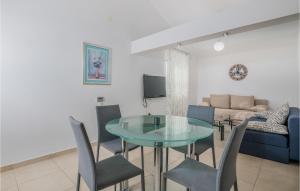 2 Bedroom Lovely Apartment In Salatici