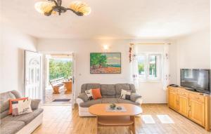 Beautiful Home In Grubine 