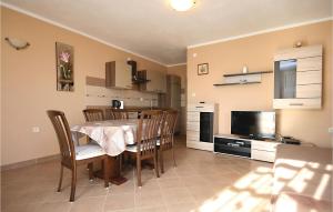 1 Bedroom Stunning Apartment In Zatoglav 