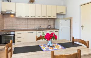 2 Bedroom Cozy Apartment In Trogir 
