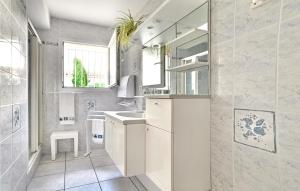 Maisons de vacances Awesome Home In Saint-Pierre-D'oleron : photos des chambres