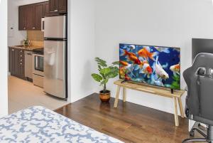City View Towers - Steps to CN Tower - Pool & Hot tub - Free Parking
