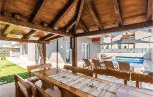 Beautiful Home In Stobrec With Sauna 