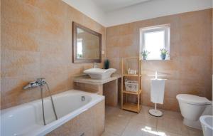 Amazing Home In Linardici With Wifi