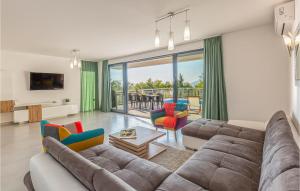 Gorgeous Home In Brela 