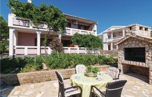 2 Bedroom Awesome Apartment In Pag 