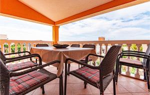 3 Bedroom Gorgeous Apartment In Vodice 