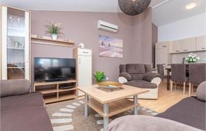 3 Bedroom Gorgeous Apartment In Vodice 