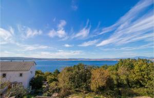 2 Bedroom Nice Apartment In Dramalj