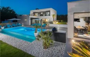 Lovely Home In Sivati With Jacuzzi - Modrušani