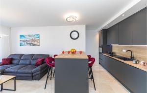 Lovely Apartment In Okrug Gornji 