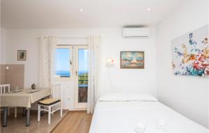 Cozy Apartment In Makarska With Wifi