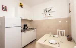 Cozy Apartment In Makarska With Wifi