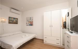 Cozy Apartment In Makarska With Wifi