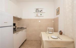 Cozy Apartment In Makarska With Wifi