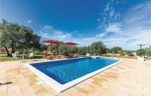 2 Bedroom Stunning Apartment In Vodnjan 