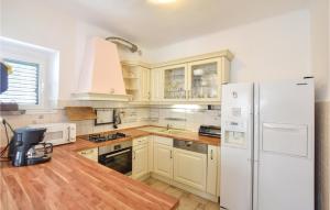 Cozy Home In Kastel Luksic With Kitchen