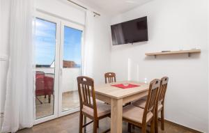 1 Bedroom Stunning Apartment In Banjol 