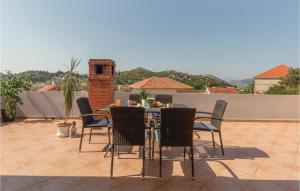 Three-Bedroom Apartment In Rogotin