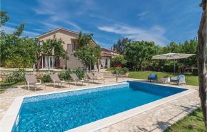 4 Bedroom Cozy Home In Cere