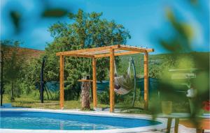 Awesome Home In Unesic