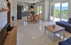 2 Bedroom Stunning Home In Risika 