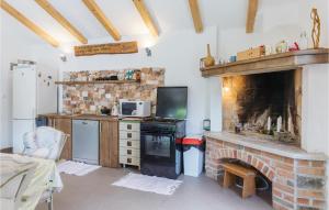 2 Bedroom Cozy Home In Kostrcani