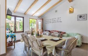 2 Bedroom Cozy Home In Kostrcani