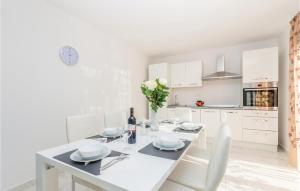 Stunning Home In Linardici With Wifi 
