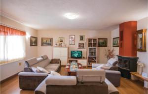 3 Bedroom Gorgeous Home In Gornji Vinjani 