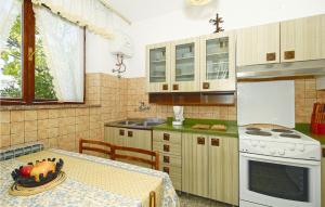 2 Bedroom Gorgeous Apartment In Porec 