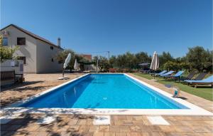 6 Bedroom Nice Home In Murvica