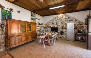 6 Bedroom Nice Home In Murvica 