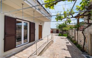 6 Bedroom Nice Home In Murvica