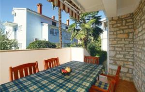 2 Bedroom Gorgeous Apartment In Porec 